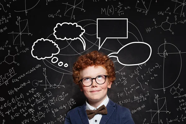 Konuşma balonu bulut ve bilim formülleri ile Mutlu çocuk öğrenci