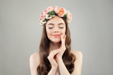 Sağlıklı bir cilt ve başında gül çiçekleri ile Pretty model kadın