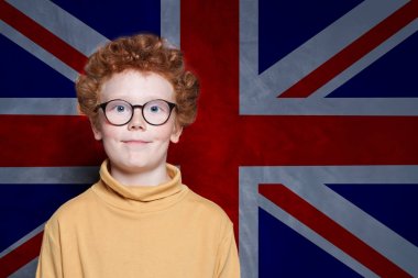 İngiltere bayrağı arka plan karşı Sevimli çocuk öğrenci. İngilizce Öğrenin 