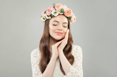 Gevşeme ve aromaterapi kavramı. Güzel genç kadın