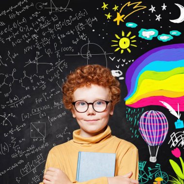 Bilim ile tahta arka plan üzerinde başarılı çocuk çocuk 