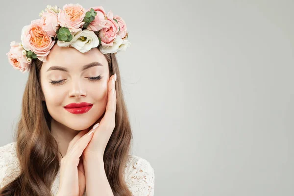 Mulher bonita vestindo coroa floral em fundo cinza. Tratamento da pele — Fotografia de Stock