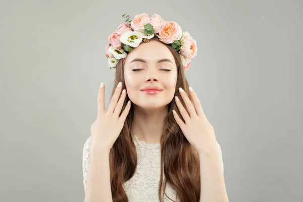 Smiling woman with clear skin, flowers and manicured nails — Stock Photo, Image