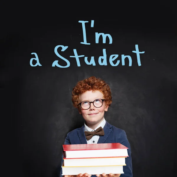 Redhead Kid op schoolbord achtergrond. Terug naar school concept — Stockfoto
