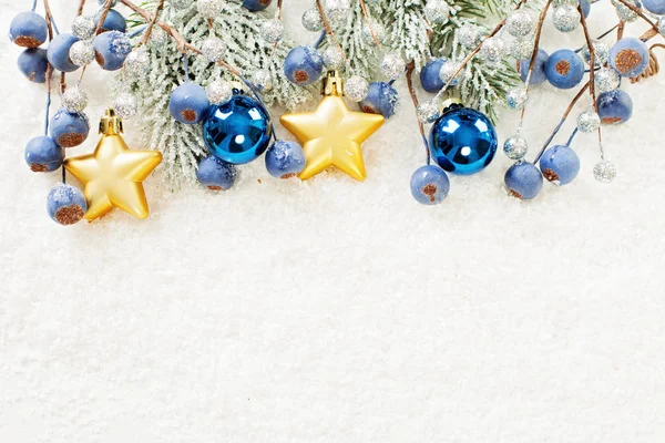 Fondo de Navidad con ramita de árbol de Navidad, estrellas doradas — Foto de Stock