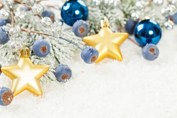 Weihnachten im Hintergrund. grüne Weihnachtsbaumzweige, goldene Sterne — Stockfoto