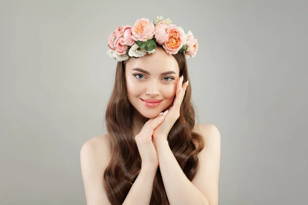 Mulher bonita nova com pele clara, cabelo saudável e flores grinalda — Fotografia de Stock