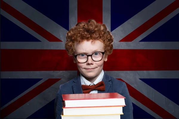 Menino no fundo da bandeira do Reino Unido — Fotografia de Stock