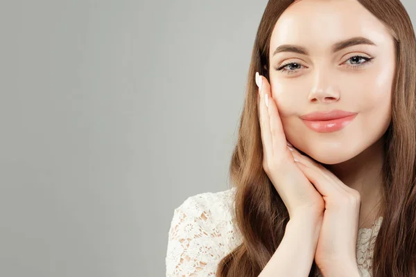 Mooie model meisje portret. Schattige vrouw met heldere huid — Stockfoto