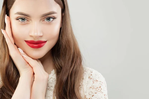 Hermosa mujer alegre modelo con piel clara y labios rojos maquillaje —  Fotos de Stock