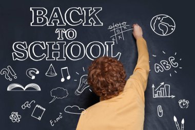 Tebeşir tahtası arka planda oynayan çocuk okul çocuğu. Okula geri dön