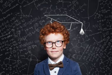 Küçük çocuk çocuk tahta arka plan üzerinde düşünme. 