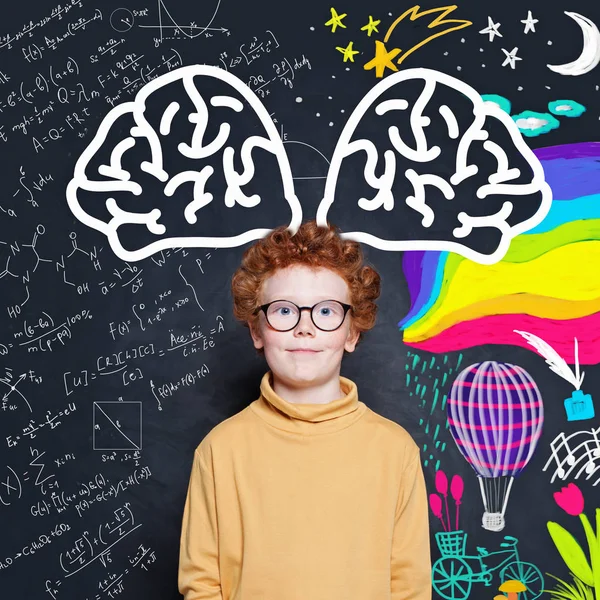 科学と黒板の背景に対する創造的な子供の学生 — ストック写真