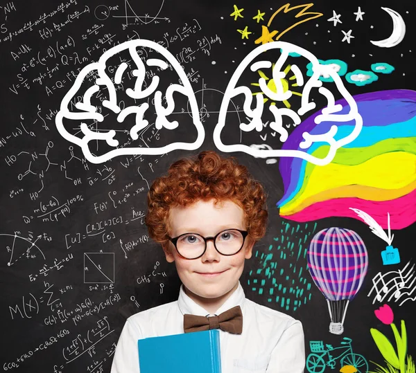 Estudiante inteligente niño 9 años de edad celebración de libro en el fondo de pizarra —  Fotos de Stock