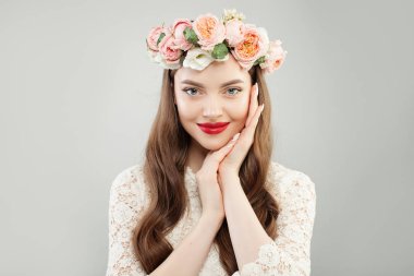 Kırmızı dudaklar makyaj ve cflowers taç portre ile güzel kadın