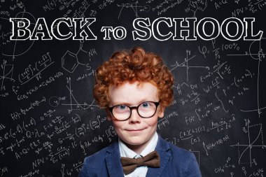 Kara tahta portre zencefil saçlı çocuk çocuk. 