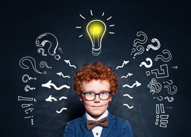 Tahta arka planda ampul ile gözlük küçük çocuk öğrenci