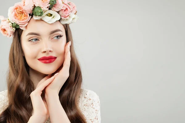 Jovem mulher perfeita com flores. Verão beleza, retrato de estúdio — Fotografia de Stock