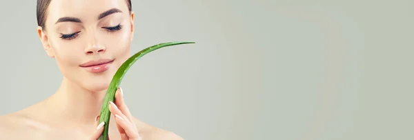 Beautiful woman with healthy skin and aloe vera leaf in her hand — Stock Photo, Image