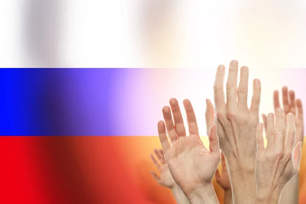 Människor som höjer händerna och flaggar Ryssland på bakgrunden. Patriotiska konceptet — Stockfoto