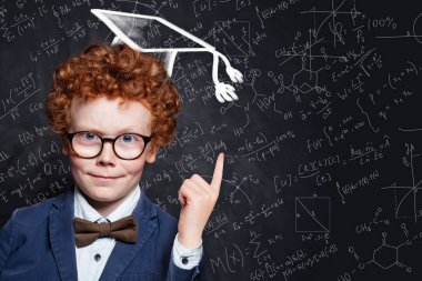 Mezuniyet şapka portre başarılı çocuk öğrenci. 