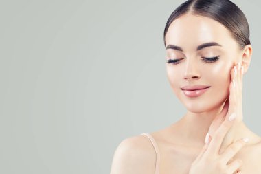 Doğal güzellik portresi. Genç güzel model kadın