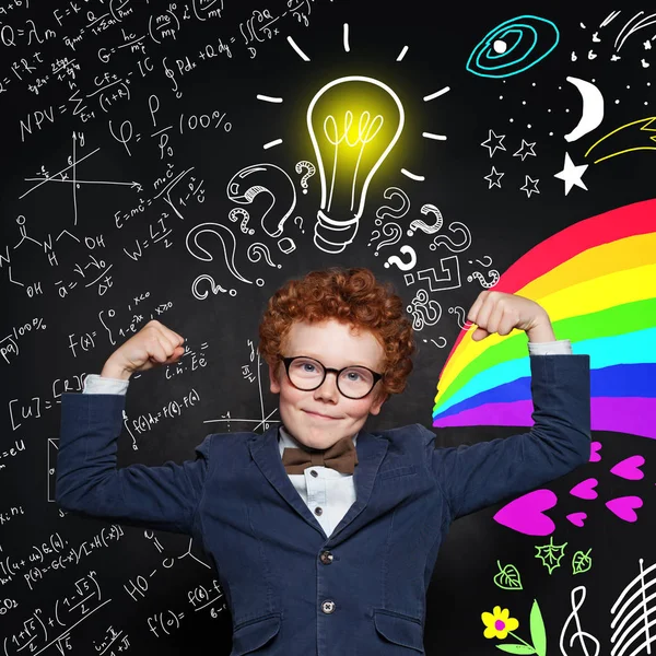 Smart Boy in Brille mit Glühbirne auf Tafel-Hintergrund. — Stockfoto