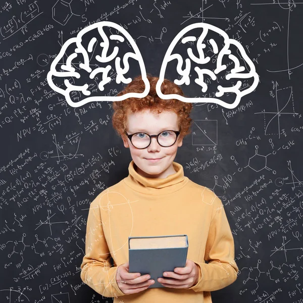 Heureux garçon d'école intelligent avec des cheveux de gingembre sur fond de science . — Photo