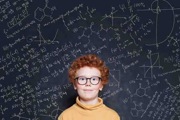 과학 배경에 귀여운 작은 아이 — 스톡 사진