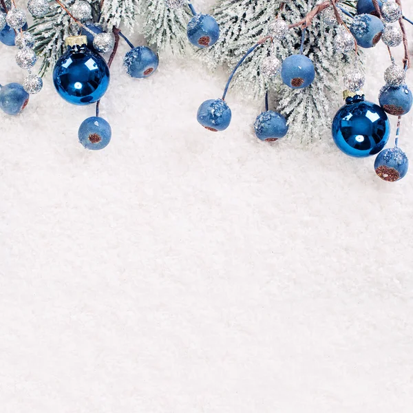 Composición navideña o invernal con ramita de árbol de Navidad verde — Foto de Stock