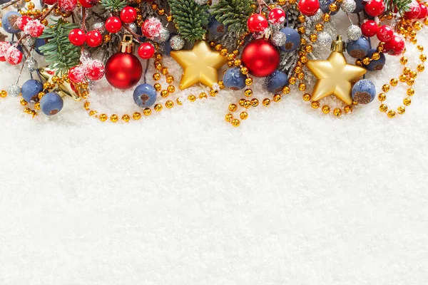Christmas färgglada gränsen komposition på vit snö bakgrund — Stockfoto
