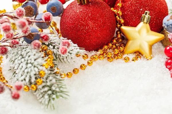 Tarjeta de Navidad. Borde de composición de Navidad con adornos de cristal de purpurina roja —  Fotos de Stock