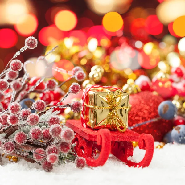 Weihnachtskomposition mit Weihnachtsmann Schlitten, Goldgeschenk — Stockfoto