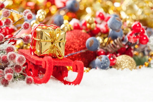 Tarjeta de Navidad brillante con trineo de Navidad, regalo y luz bokeh abstracta — Foto de Stock
