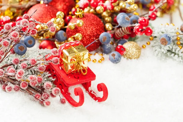 Weihnachten Hintergrund mit rotem Weihnachtsmann Schlitten und Weihnachtsgeschenk — Stockfoto