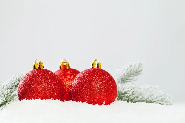 赤いボーブルと緑のモミの枝とクリスマスの組成物 — ストック写真