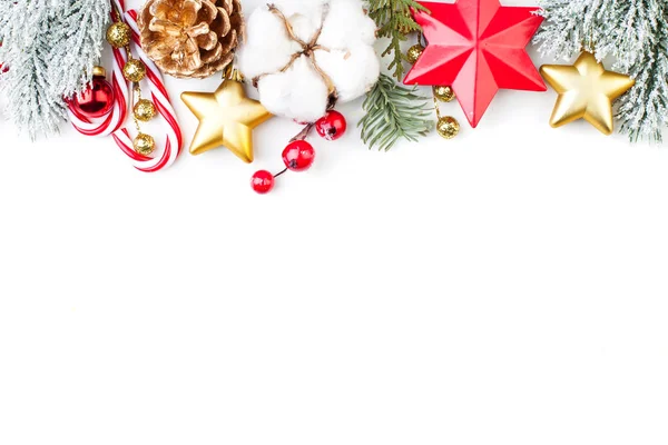 Kerst grens van gouden decor, groene takken, rode Hulst bessen — Stockfoto