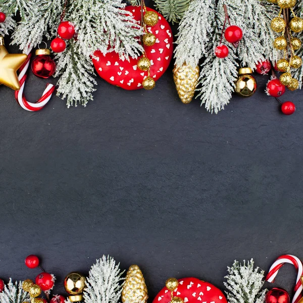 Fondo de Navidad con ramita de árbol de Navidad verde y decoración de Año Nuevo — Foto de Stock