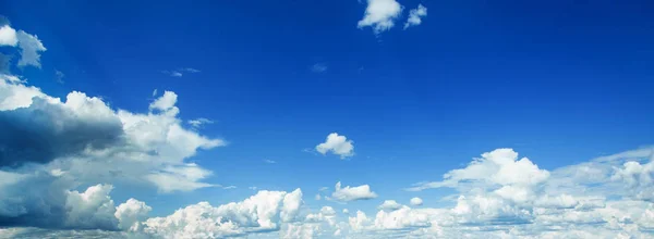 Blauer Himmel Wolken Hintergrund. Schöne Landschaft mit Wolken am Himmel — Stockfoto