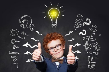 Tahta arka planda ampul ile gözlük akıllı çocuk öğrenci