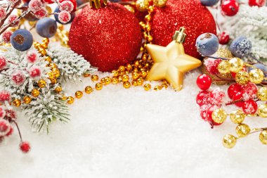 Renkli Noel kartı. Kırmızı baubles ile Xmas kompozisyon