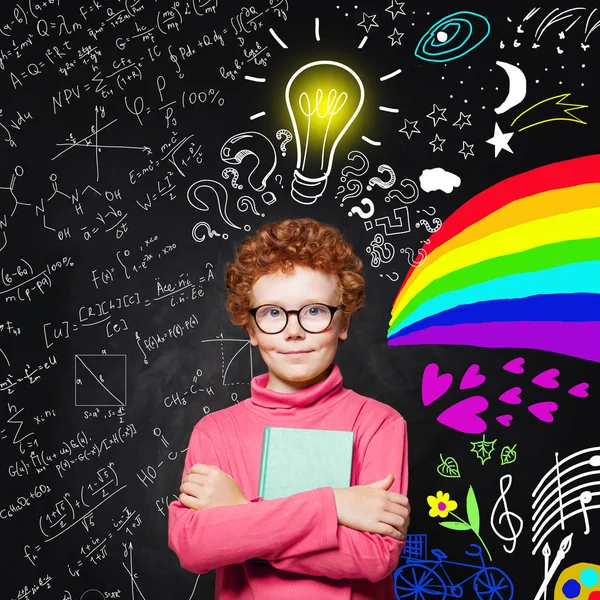 Retrato de niño pelirrojo lindo con bombilla. Niño curioso — Foto de Stock