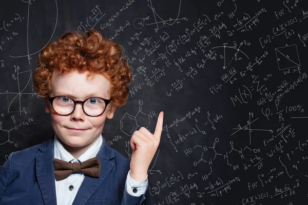 科学の背景を指し示す幸せな子供の学生 — ストック写真