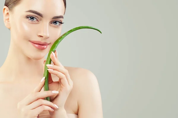 Belleza natural con aloe. Mujer bastante joven con la piel sana — Foto de Stock