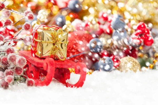 赤いクリスマスそり、贈り物と降雪とクリスマスの組成物 — ストック写真