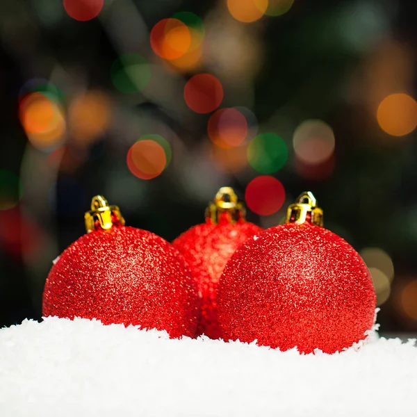 Weihnachten Hintergrund mit roten Kugeln und abstrakten Bokeh-Licht — Stockfoto