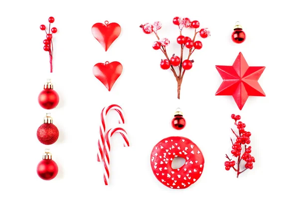 Czerwona kompozycja Świąteczna z dekoracją Xmas na białym tle — Zdjęcie stockowe