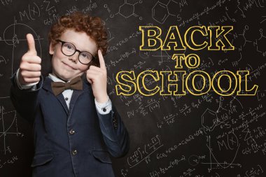 Genç çocuk öğrenci eğleniyor. Okul konseptine geri dön