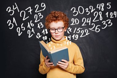 Çocuk tebeşir tahtası arka plan üzerinde bir kitap okuma