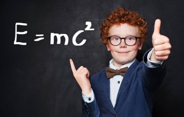 Bilim formülü işaret zencefil saçlı gülümseyen küçük çocuk 